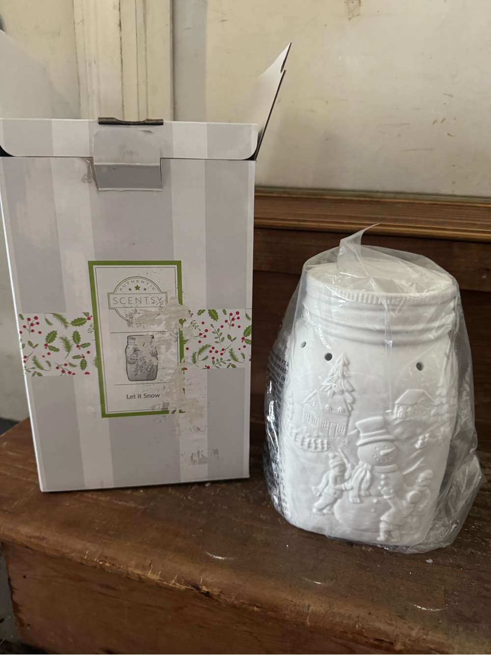 Scentsy White Embossed Snowman Ceramic Warmer
